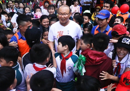 Hang tram em nho cuoi rang ro, vay kin HLV Park Hang-seo hinh anh