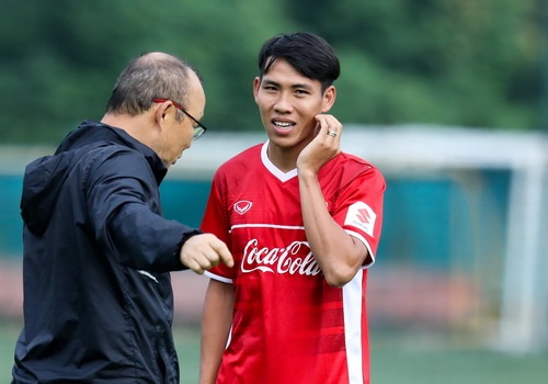 Tan binh tuyen Viet Nam nguong ngung trong ngay dau len tuyen hinh anh