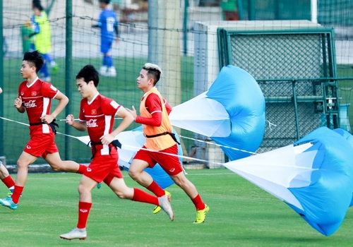 HLV Park Hang-seo cho DT Viet Nam thuc hien cac bai tap la hinh anh