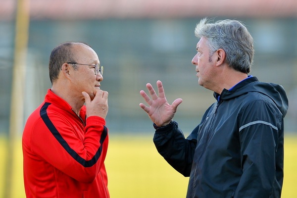 Thay Park va GDKT Gede tranh luan ve tuyen Viet Nam tren san tap hinh anh