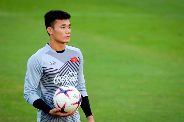 Bui Tien Dung lam gi tren san tap khi Van Lam the hien tai nang? hinh anh