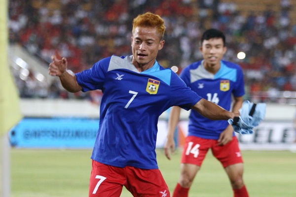 Vi sao ‘Messi Lao’ khong ra san trong tran thua tuyen Viet Nam? hinh anh