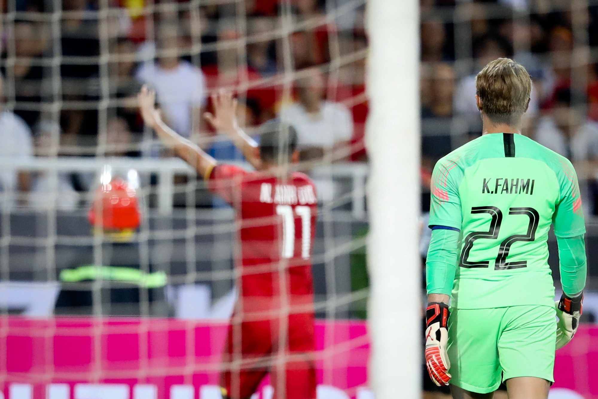 Anh Đức ngăn CĐV ném chai lọ vào trọng tài ảnh 1 Anh Duc ngan CDV nem chai lo vao trong tai anh 1