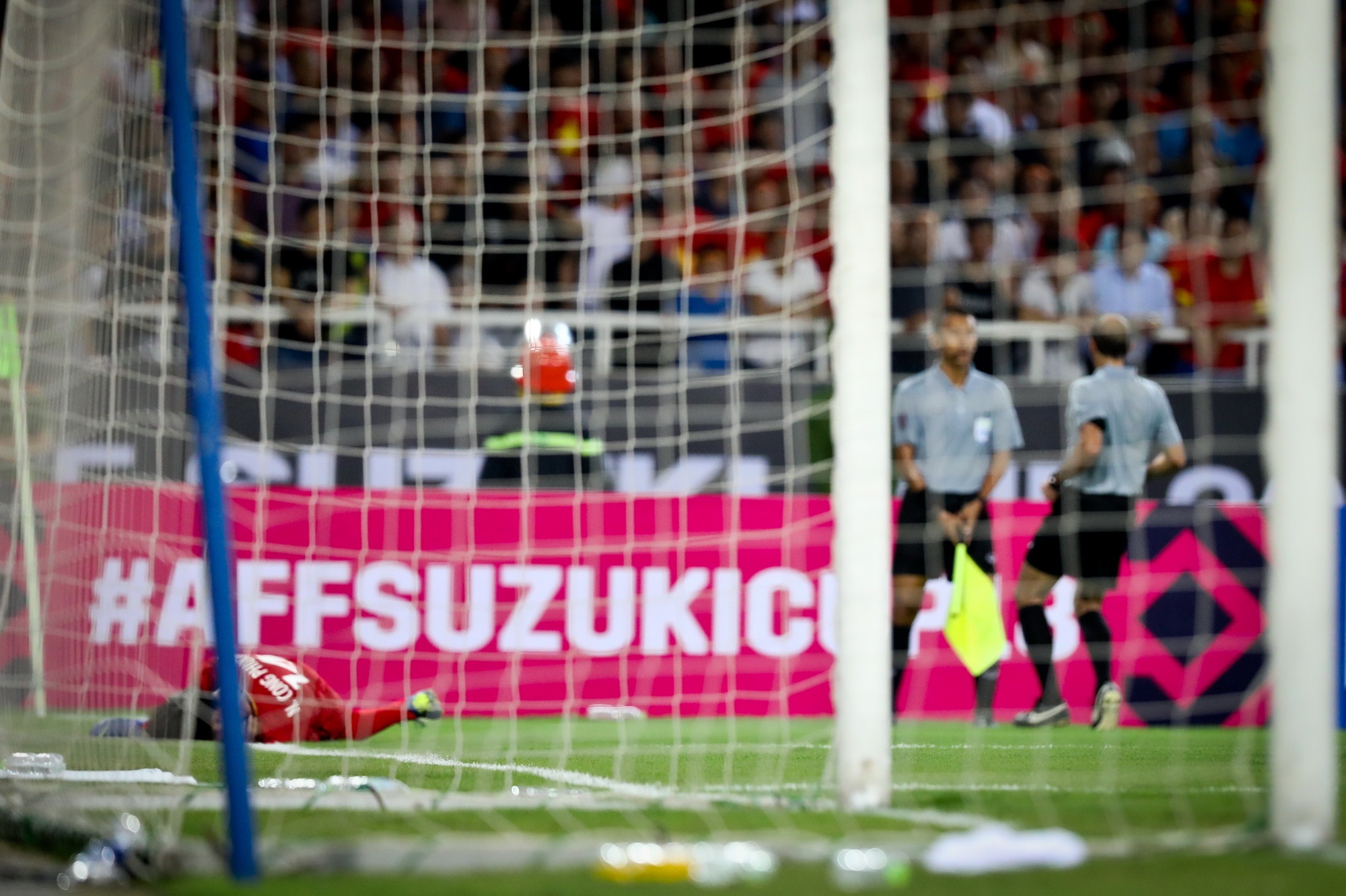 Anh Đức ngăn CĐV ném chai lọ vào trọng tài ảnh 2 Anh Duc ngan CDV nem chai lo vao trong tai anh 2