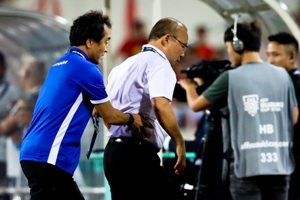 Tro ly day HLV Park Hang-seo ve cabin vi so an phat tu trong tai hinh anh