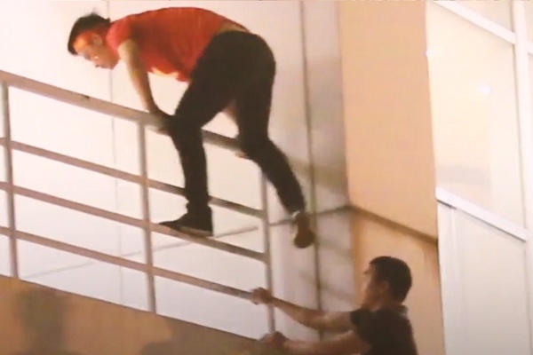 Sa thai bao ve dua nguoi khong ve vao san My Dinh tran gap Malaysia hinh anh