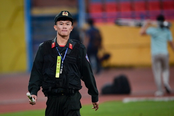 Sau 15 phut, Campuchia moi phong vien Viet Nam roi san hinh anh