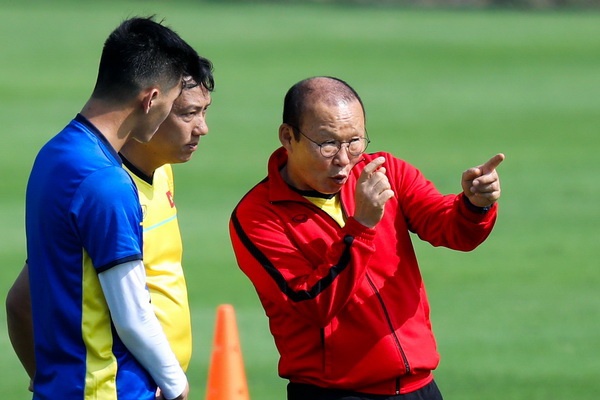 HLV Park Hang-seo dan rieng Tien Linh trong buoi tap cua tuyen VN hinh anh