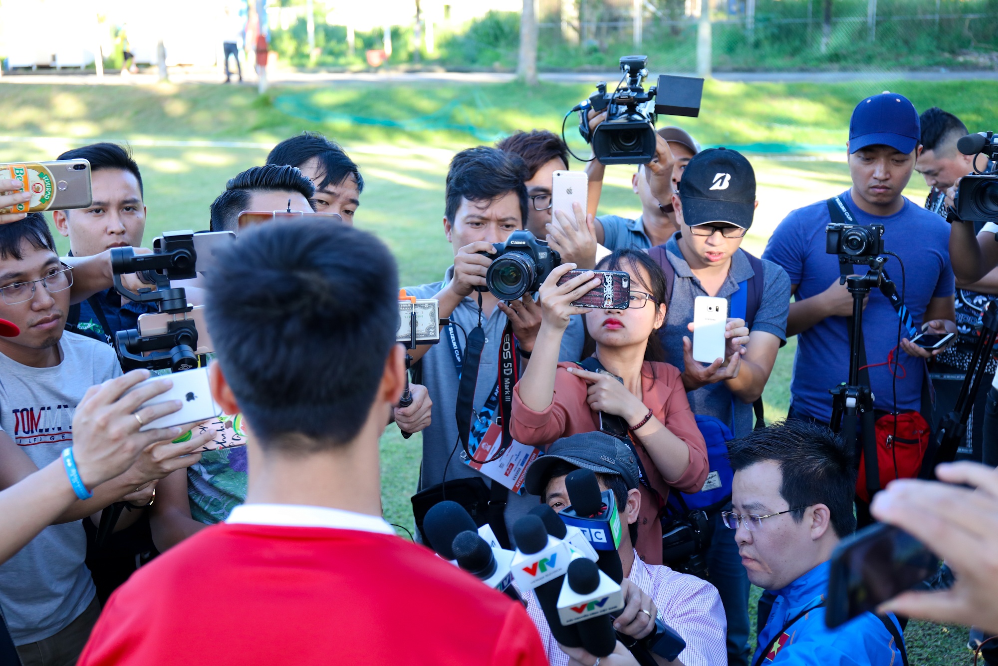 Doi truong Van Quyet tram ngam anh 2