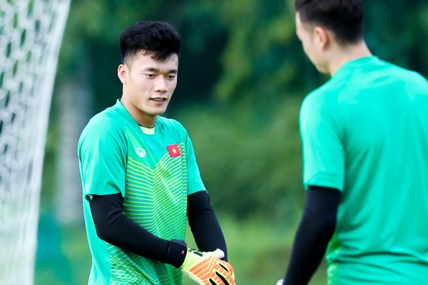 Van Lam va Tien Dung ho tro nhau, cung no luc truoc tran Philippines hinh anh