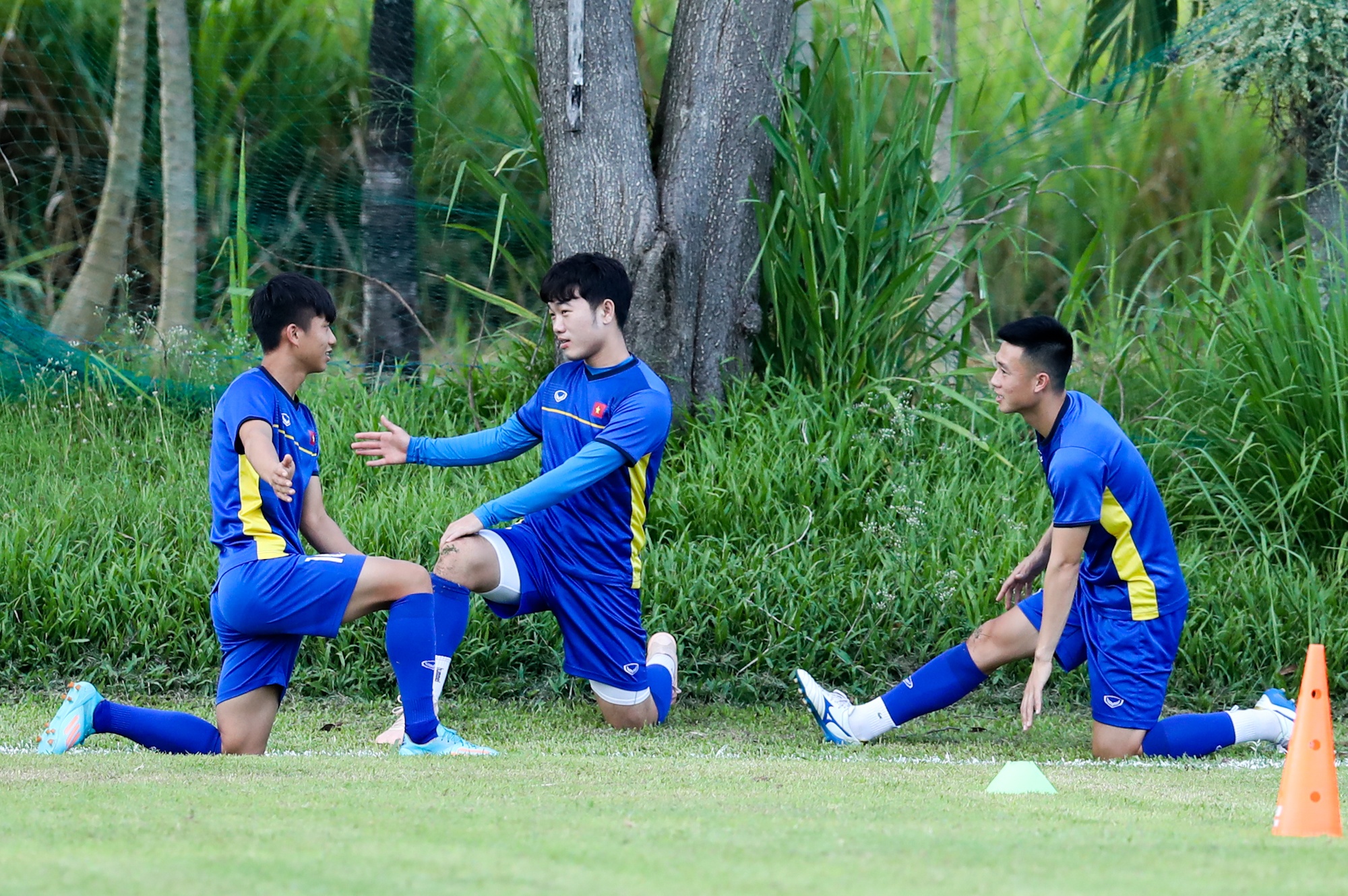 Van Lam,  Tien Dung ho tro nhau truoc Philippines anh 1