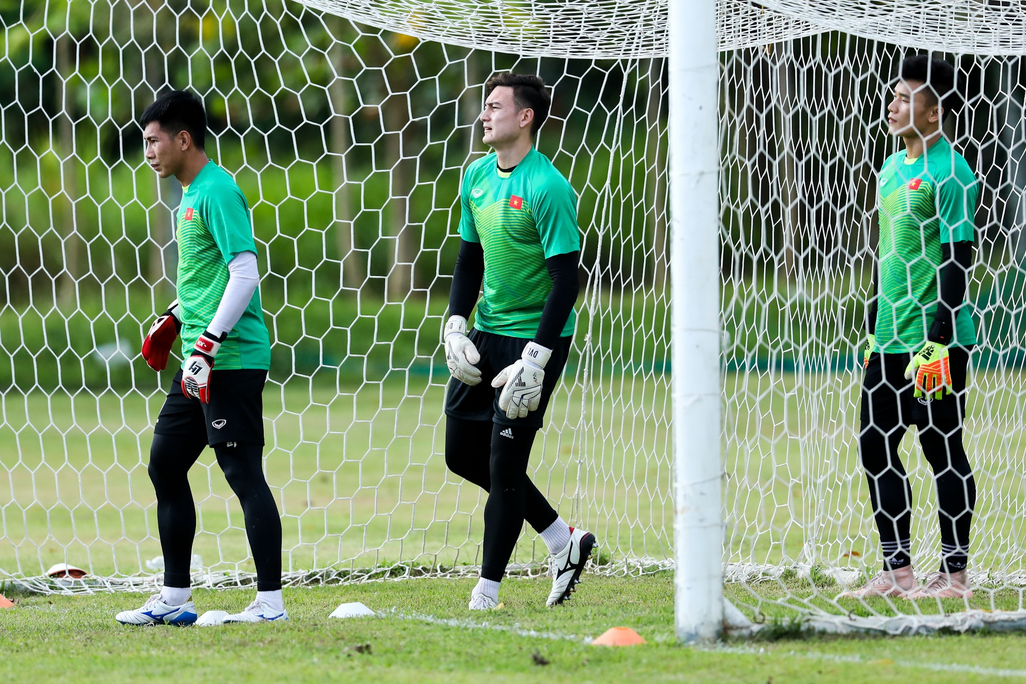 Van Lam,  Tien Dung ho tro nhau truoc Philippines anh 2