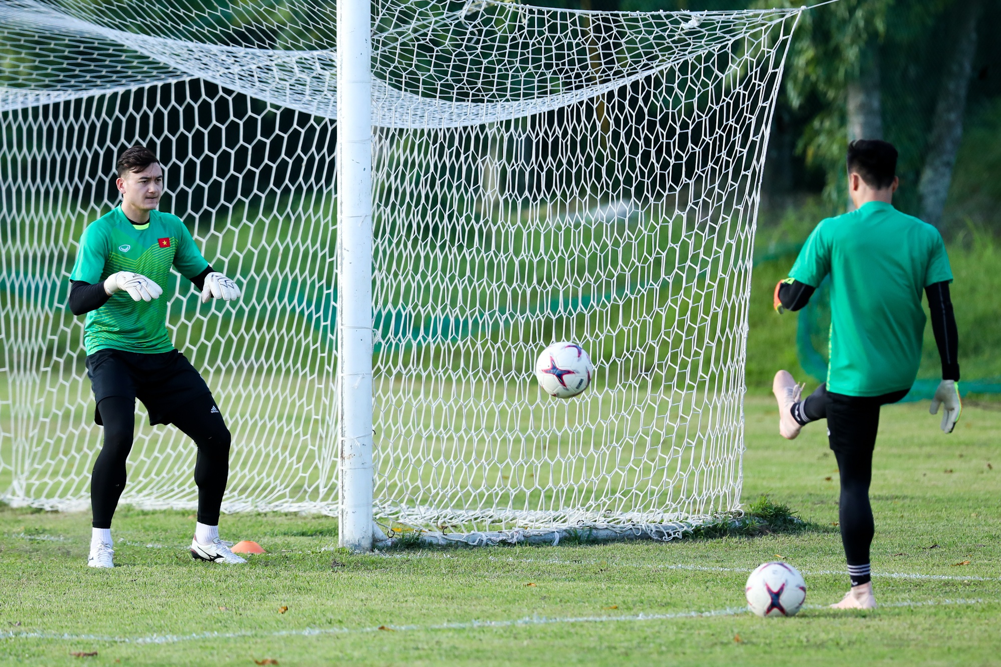 Van Lam,  Tien Dung ho tro nhau truoc Philippines anh 4