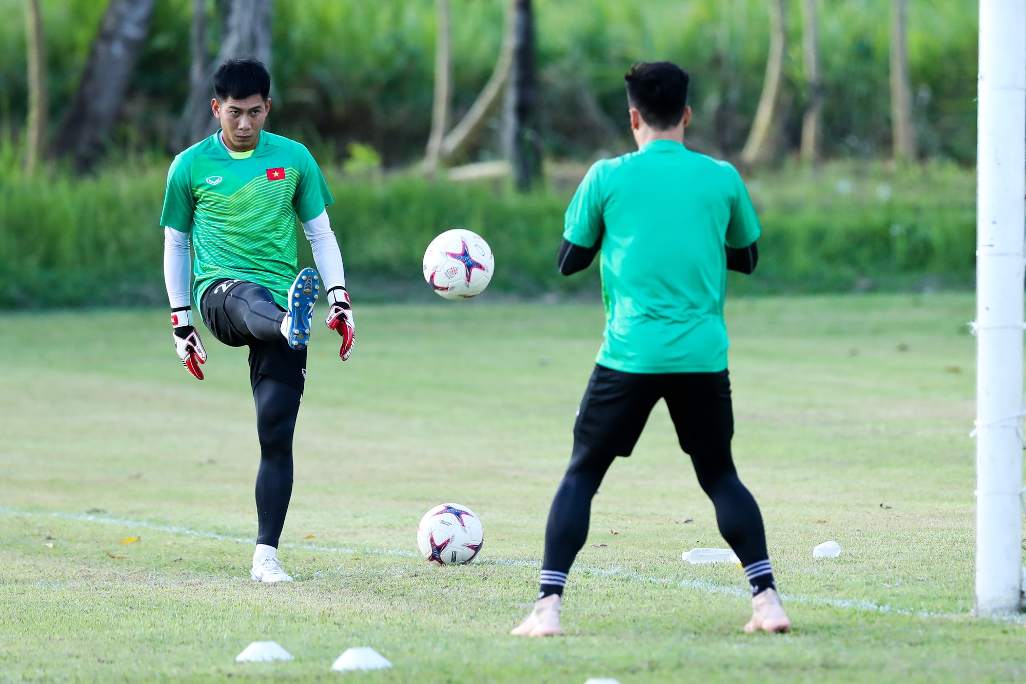 Van Lam,  Tien Dung ho tro nhau truoc Philippines anh 5