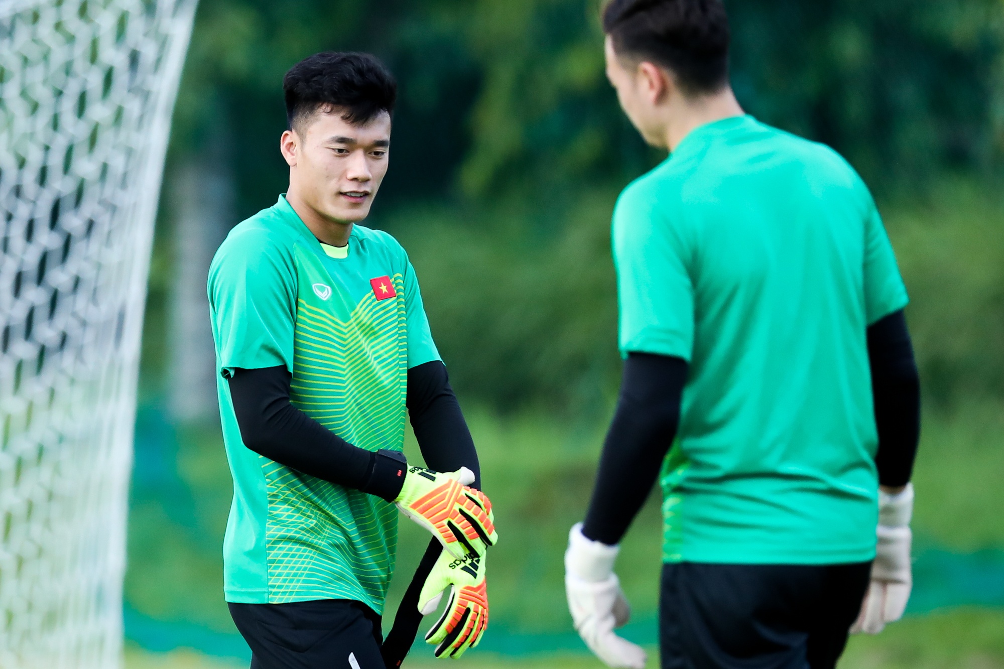 Van Lam,  Tien Dung ho tro nhau truoc Philippines anh 6