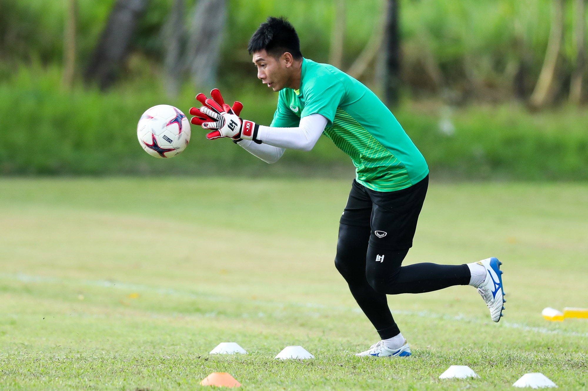 Van Lam,  Tien Dung ho tro nhau truoc Philippines anh 9