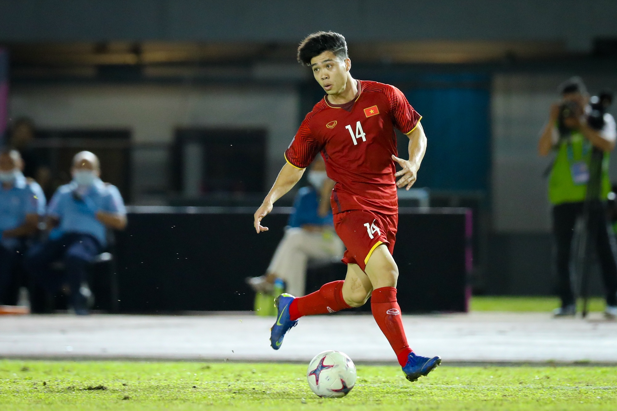 Công Phượng đi bóng qua 2 người và đá hỏng ảnh 1 Cong Phuong di bong qua 2 nguoi va da hong anh 1