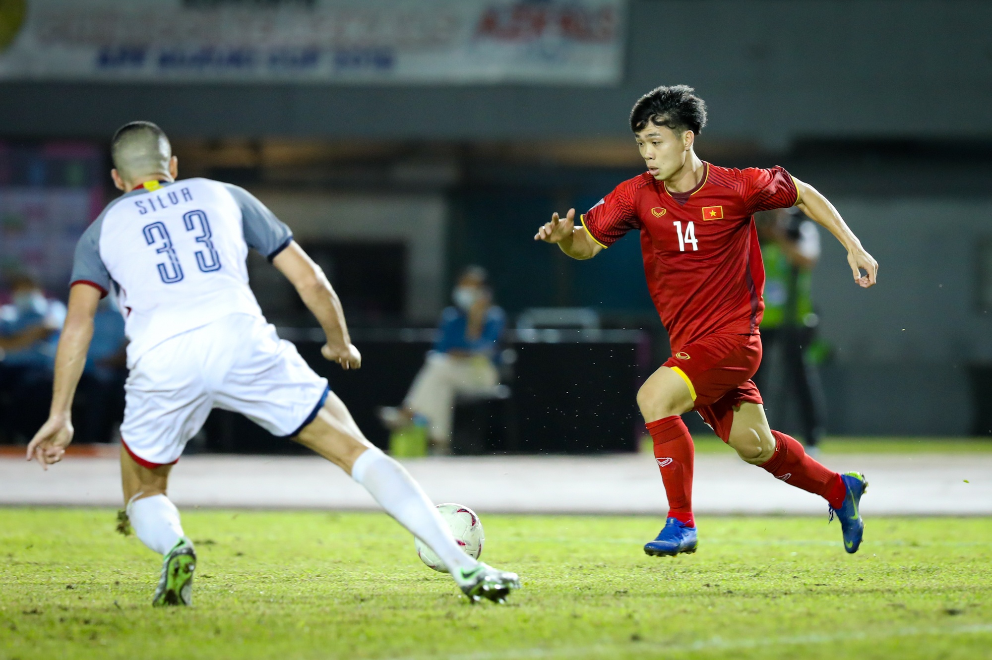 Công Phượng đi bóng qua 2 người và đá hỏng ảnh 3 Cong Phuong di bong qua 2 nguoi va da hong anh 3