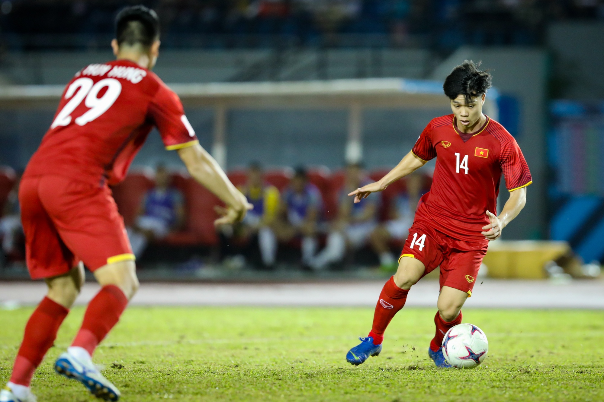 Công Phượng đi bóng qua 2 người và đá hỏng ảnh 5 Cong Phuong di bong qua 2 nguoi va da hong anh 5