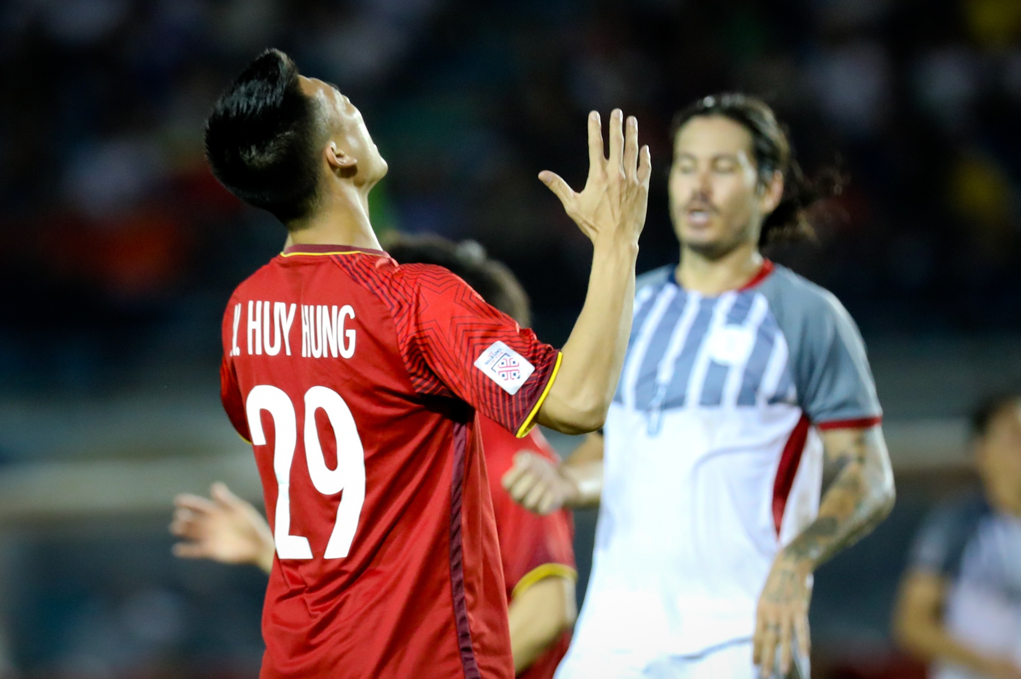 Công Phượng đi bóng qua 2 người và đá hỏng ảnh 7 Cong Phuong di bong qua 2 nguoi va da hong anh 7