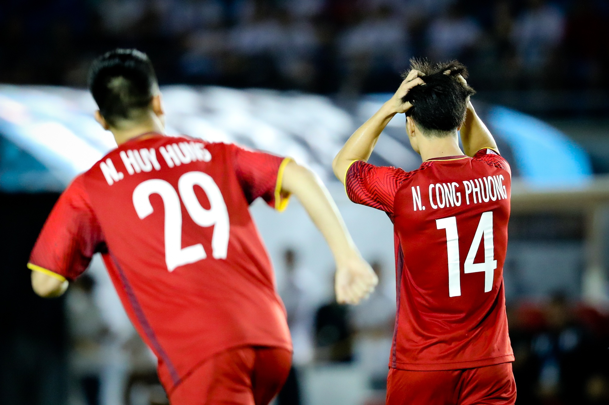 Công Phượng đi bóng qua 2 người và đá hỏng ảnh 8 Cong Phuong di bong qua 2 nguoi va da hong anh 8