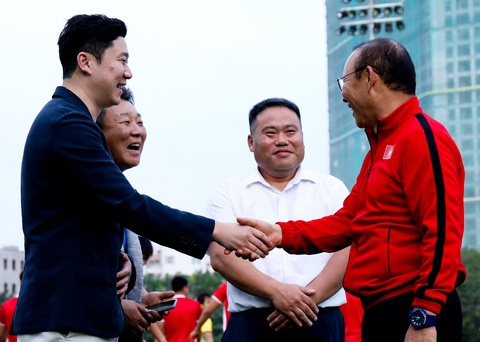 HLV Park Hang-seo gap tay sung huyen thoai truoc tran Philippines hinh anh