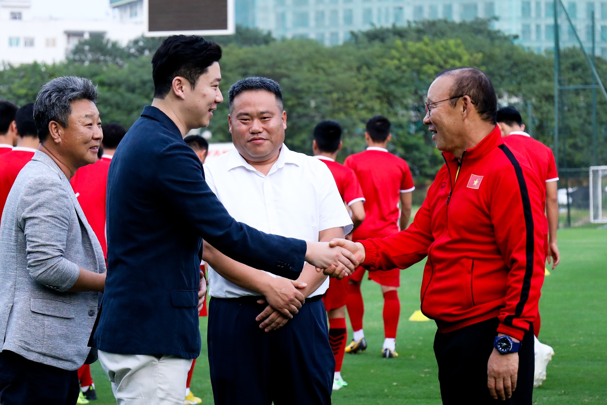 HLV Park Hang-seo gặp xạ thủ huyền thoại ảnh 1 HLV Park Hang-seo gap xa thu huyen thoai anh 1