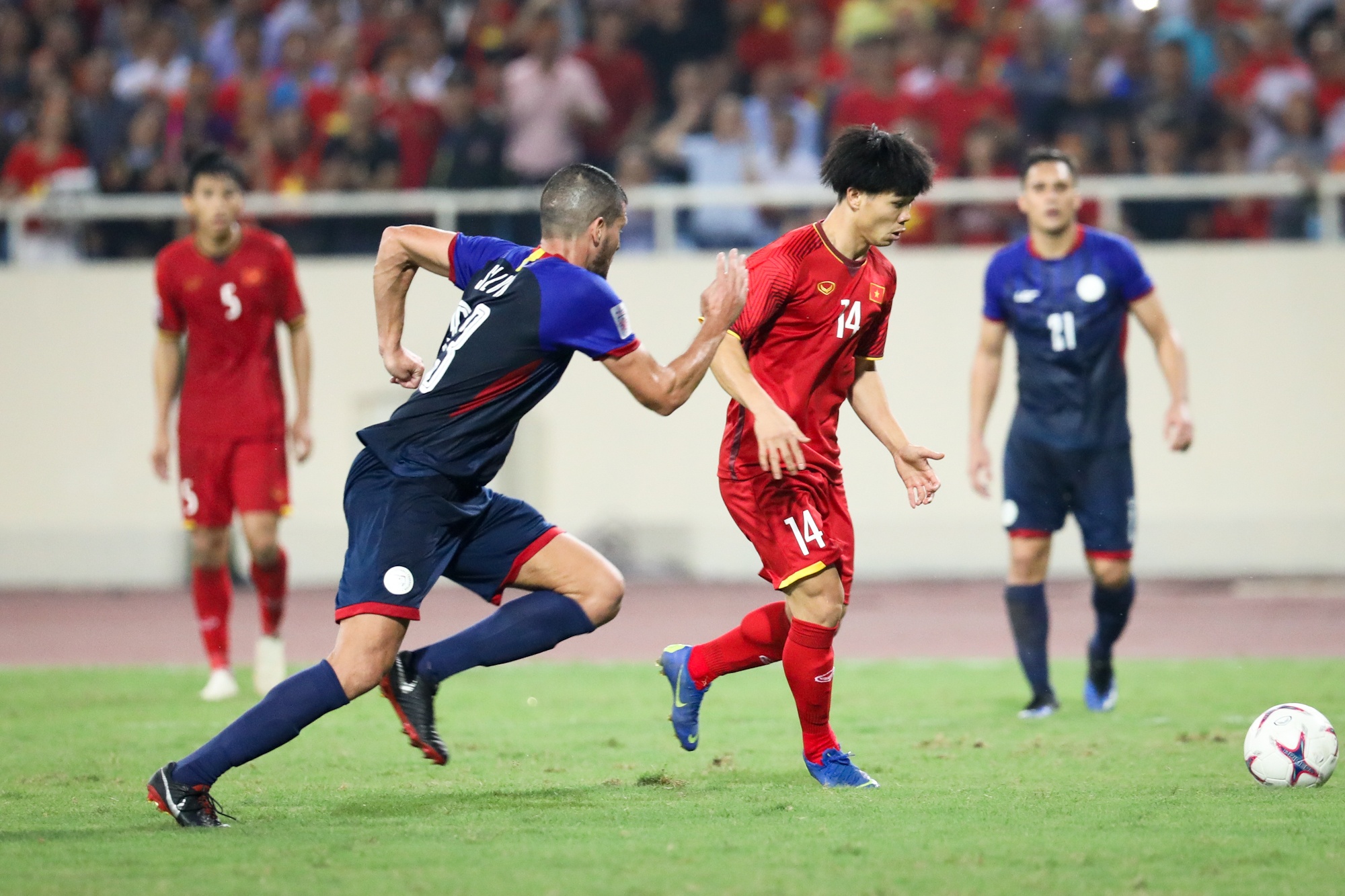 Cong Phuong di bong mot kieu,  Philippines van thua anh 3