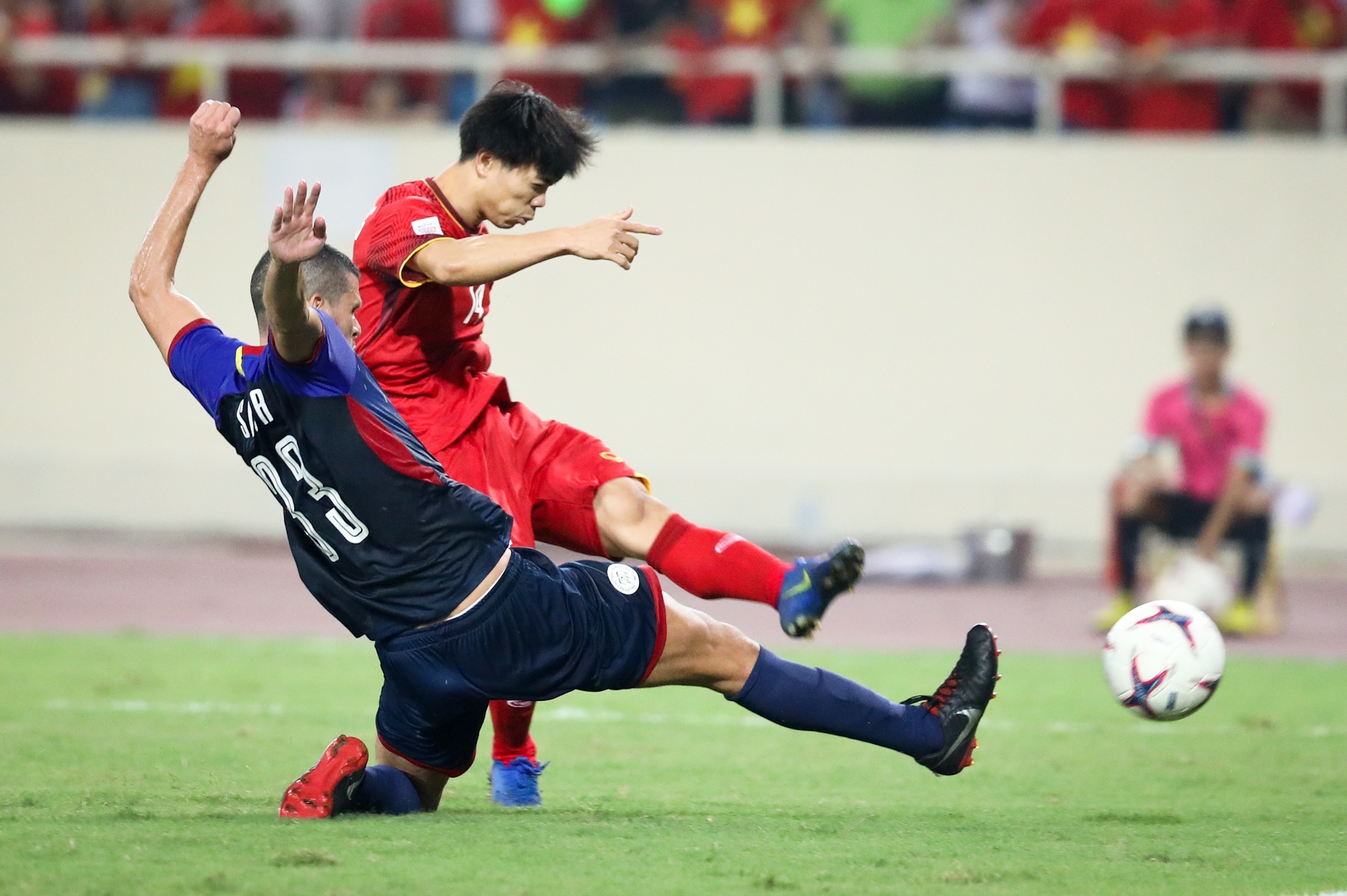 Cong Phuong di bong mot kieu,  Philippines van thua anh 4