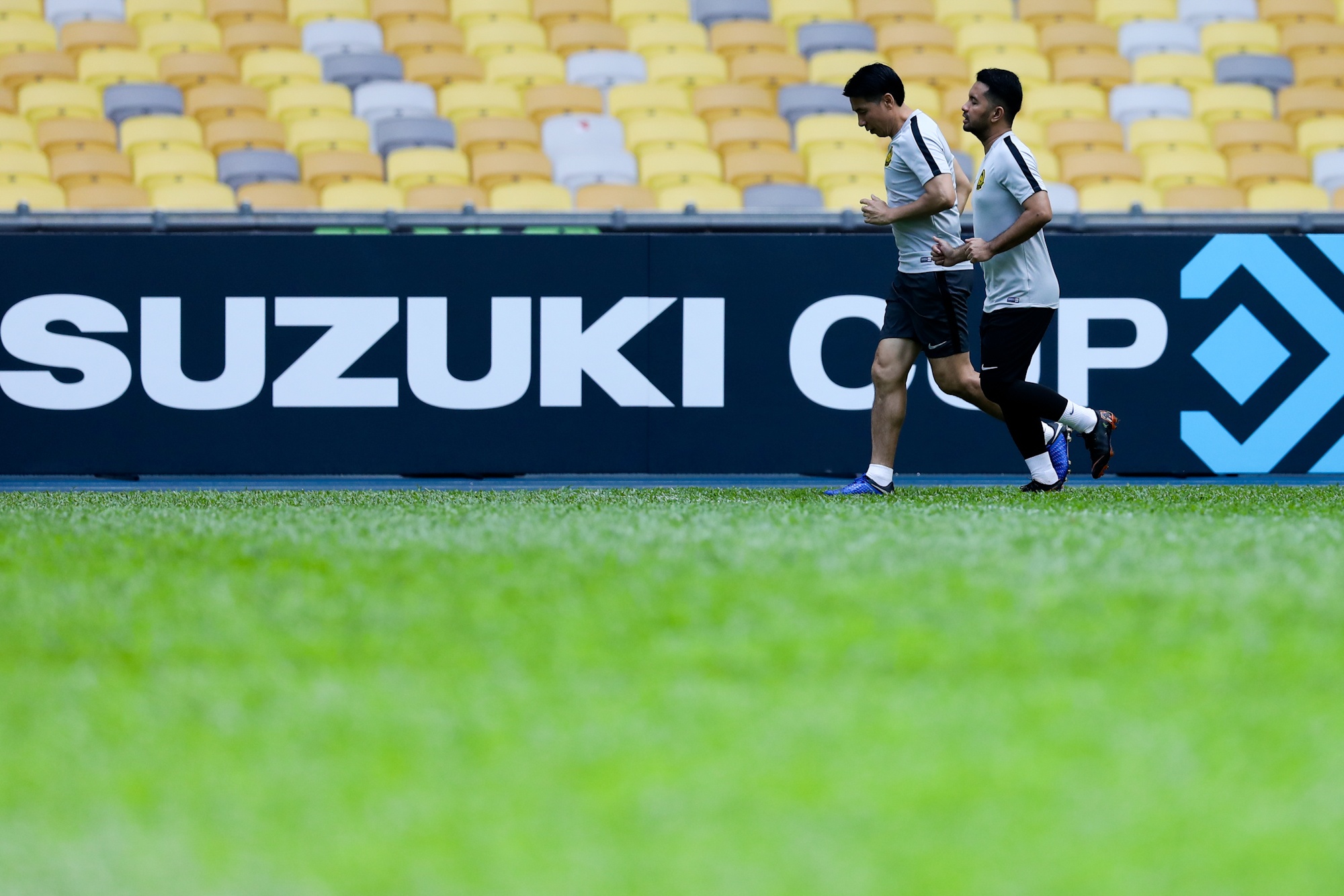 Hai tru cot Malaysia tap rieng truoc tran Viet Nam anh 11