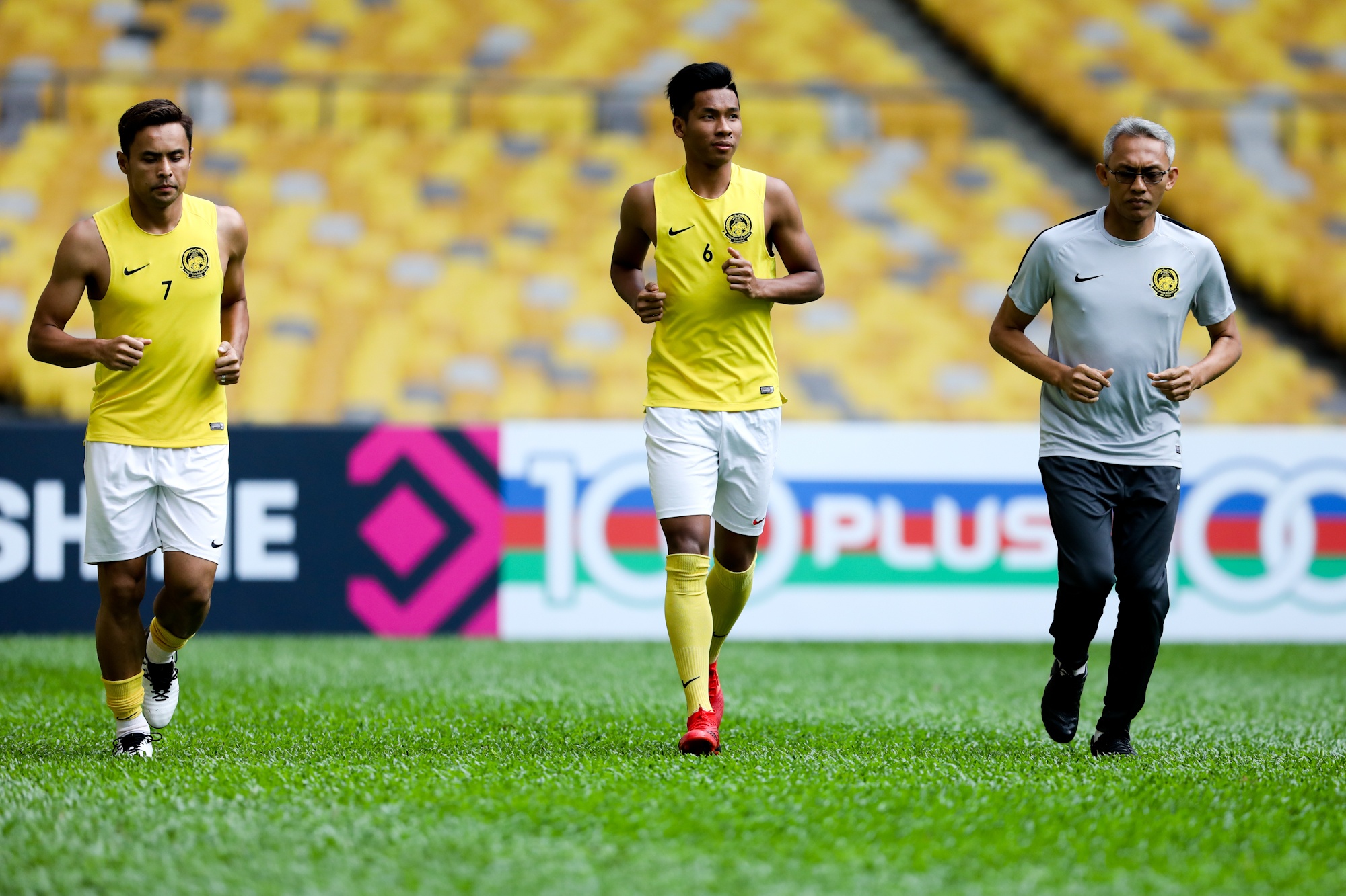 Hai tru cot Malaysia tap rieng truoc tran Viet Nam anh 3