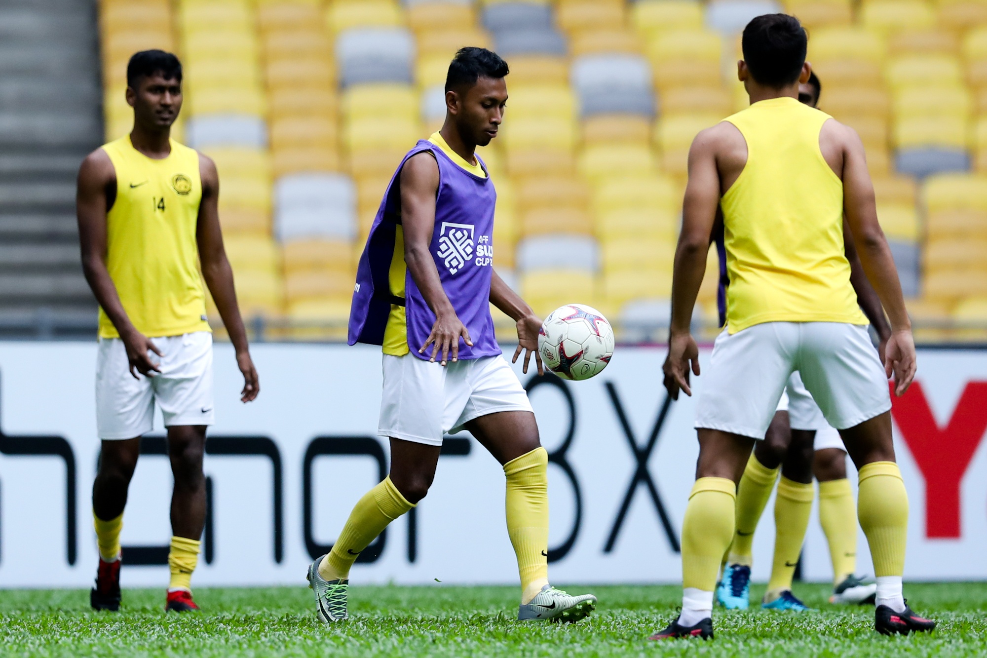 Hai tru cot Malaysia tap rieng truoc tran Viet Nam anh 7