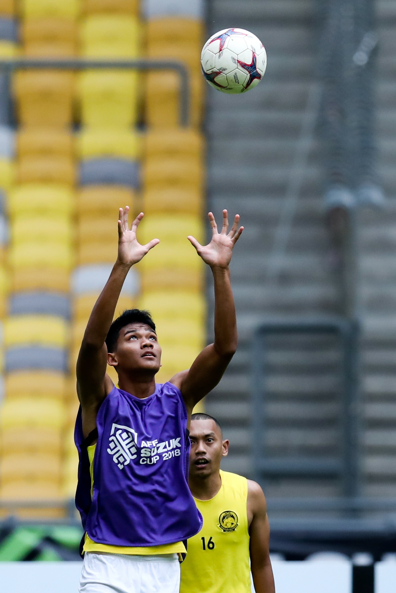 Hai tru cot Malaysia tap rieng truoc tran Viet Nam anh 8