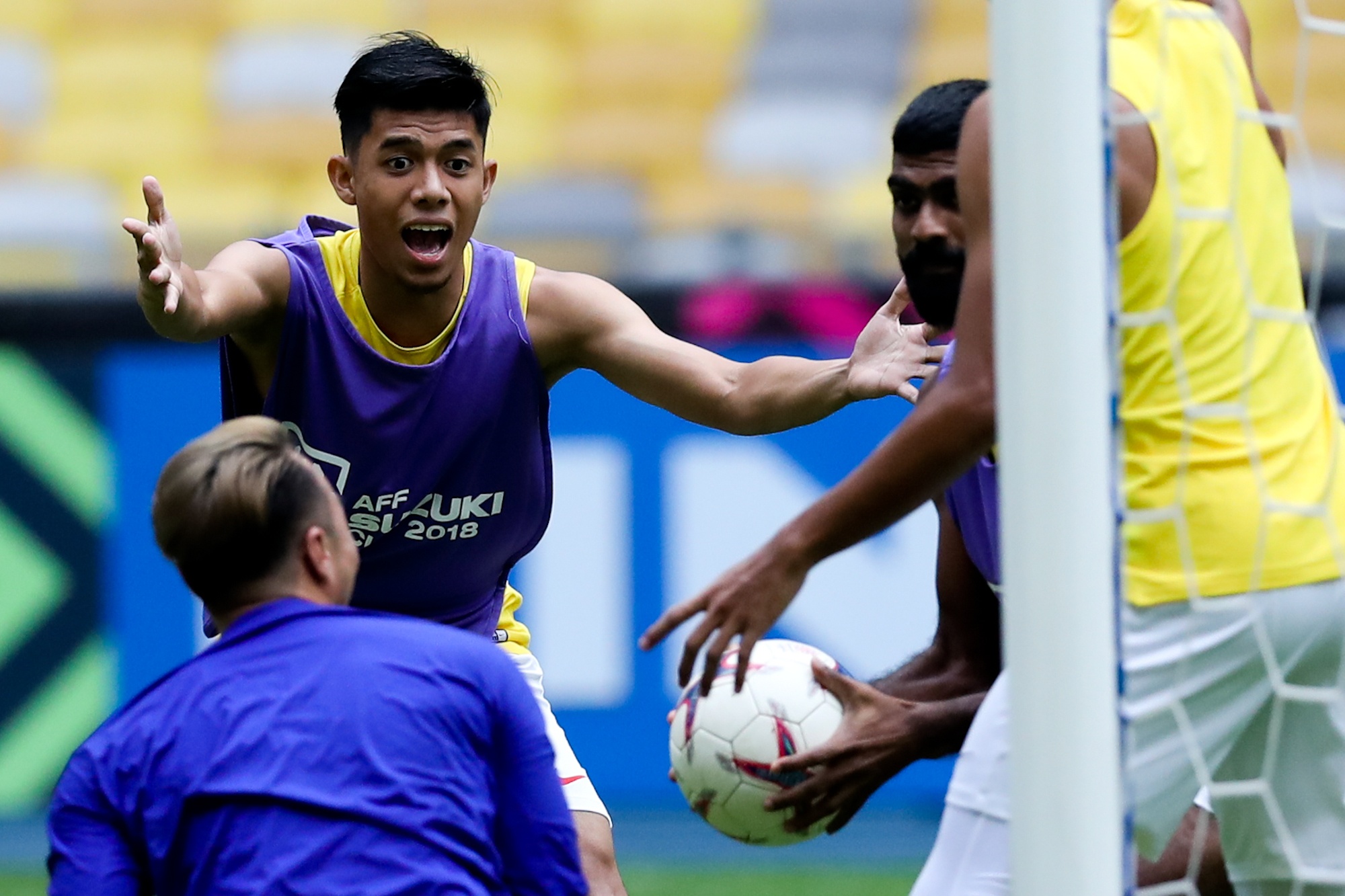 Hai tru cot Malaysia tap rieng truoc tran Viet Nam anh 9