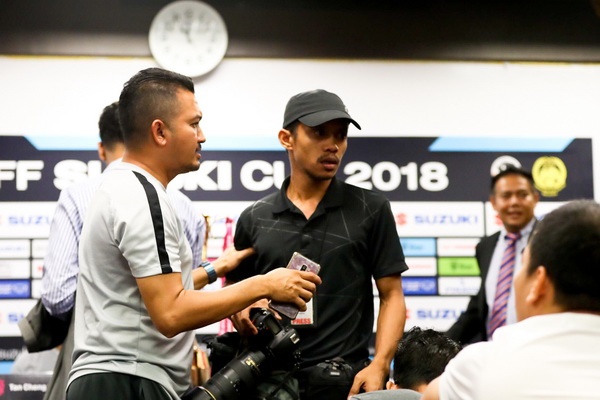 Phong vien Viet Nam va Malaysia gay go truoc chung ket AFF Cup hinh anh