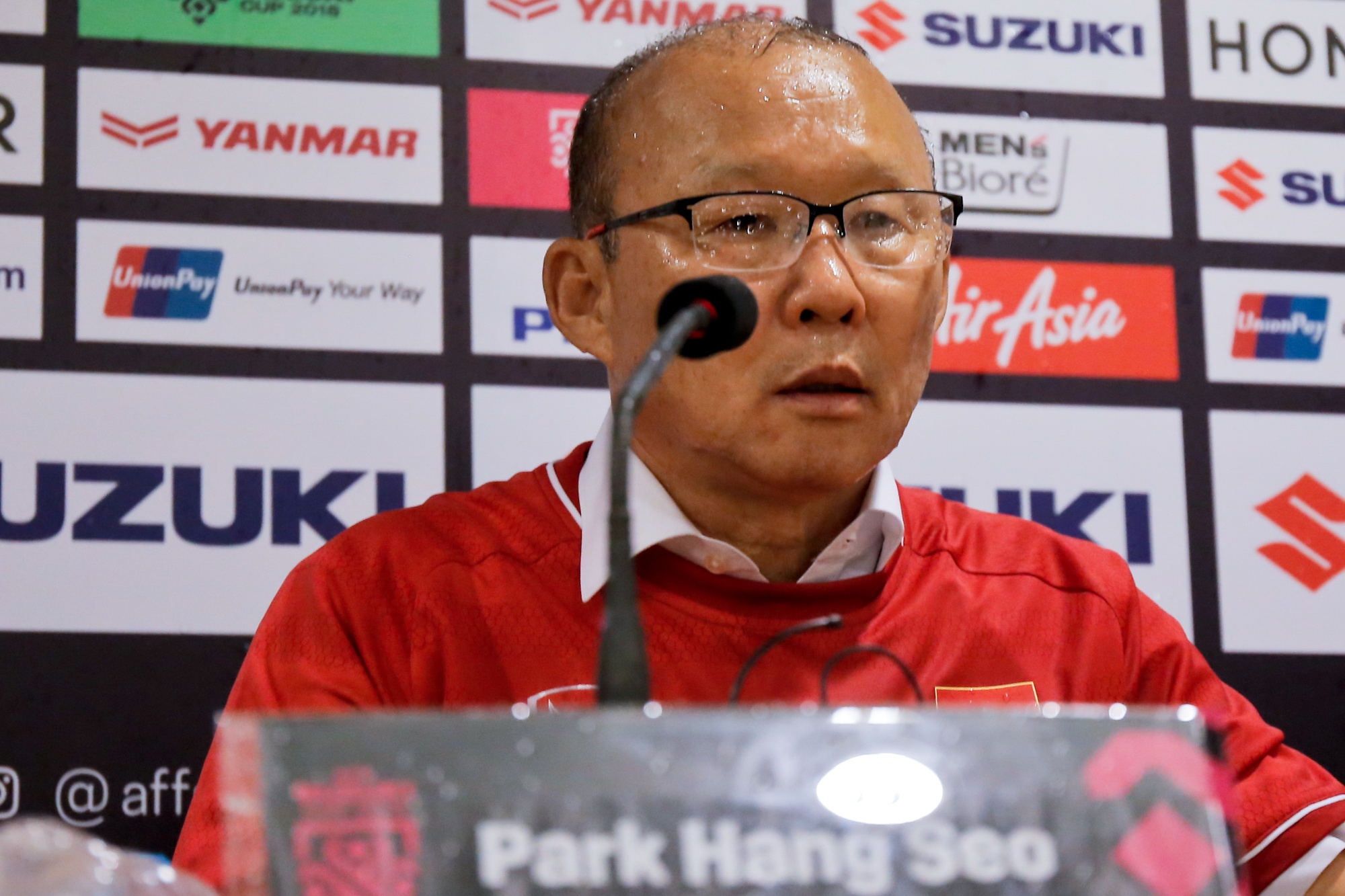 Tuyển thủ Việt Nam đổ nước lên người HLV Park ảnh 2 Tuyen thu Viet Nam do nuoc len nguoi HLV Park anh 2