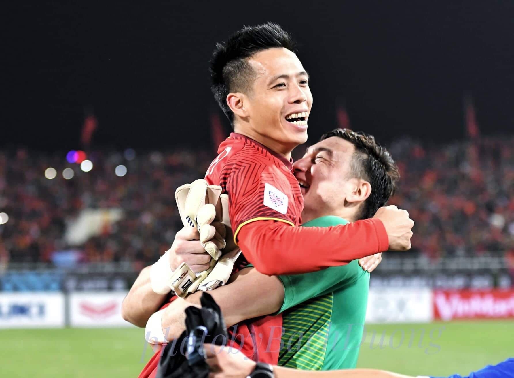 HLV Park Hang-seo đáp máy bay gặp bầu Đức ảnh 1 HLV Park Hang-seo dap may bay gap bau Duc anh 1