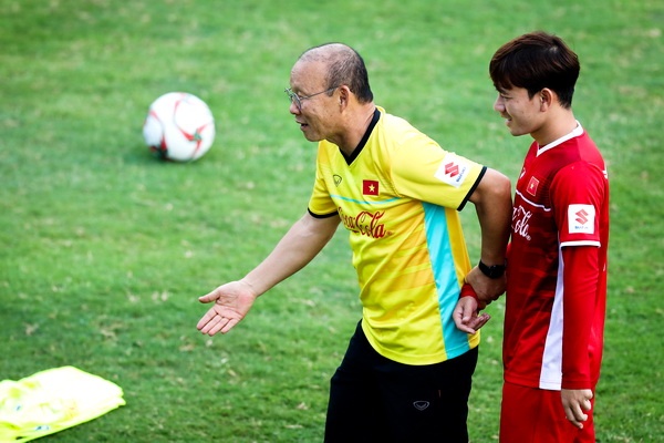 Thay Park huong dan hoc tro cach chay cho  ​ hinh anh