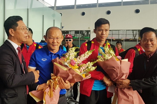 Doi tuyen Viet Nam da den Qatar sau 10 tieng di chuyen hinh anh