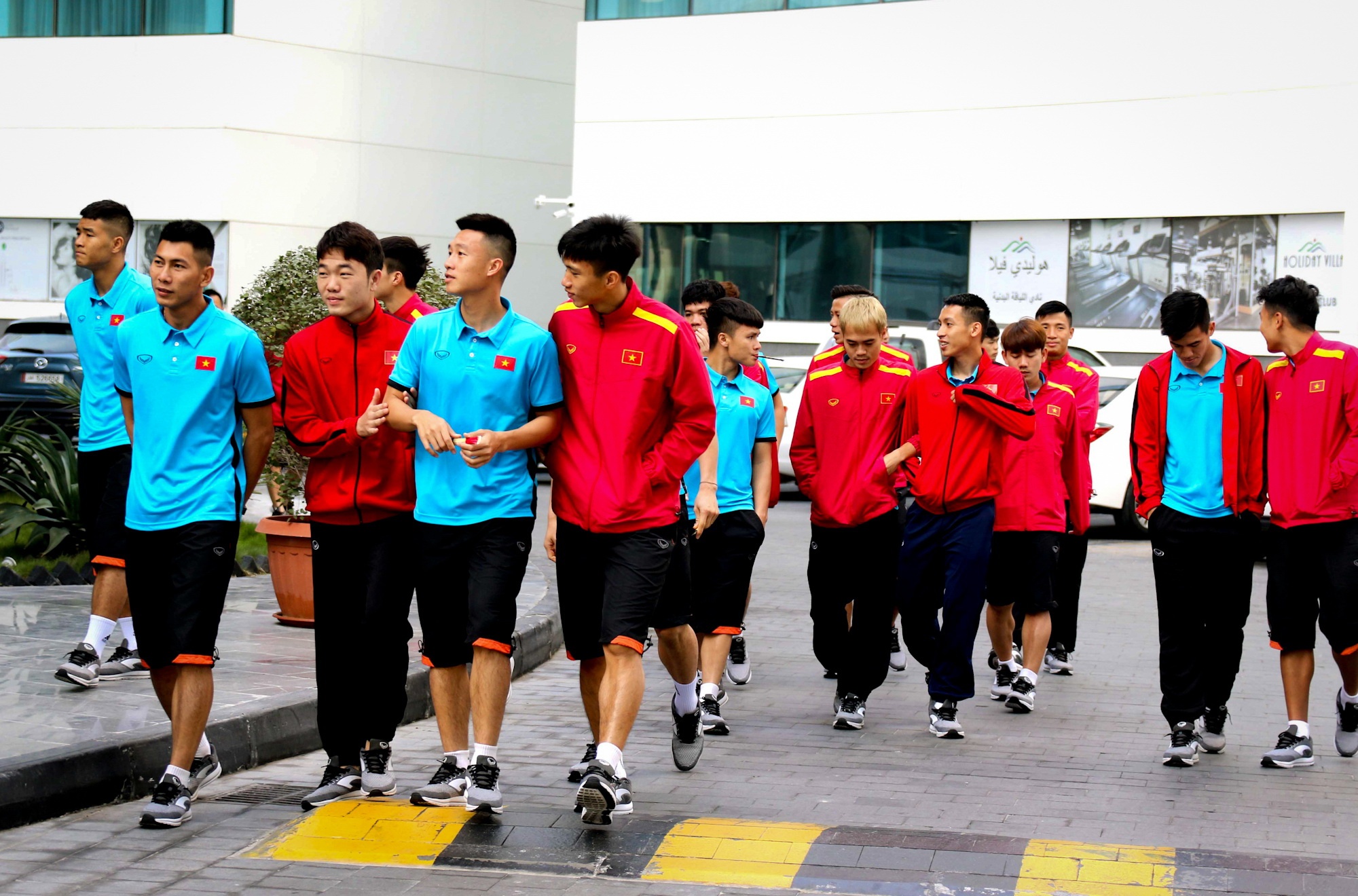 Tuyển Việt Nam hào hứng tập nhẹ ở Qatar ảnh 1 Tuyen Viet Nam hao hung tap nhe o Qatar anh 1