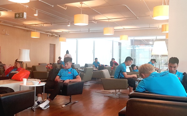 Tuyển Việt Nam tới Qatar sau 10 tiếng ảnh 2 Tuyen Viet Nam toi Qatar sau 10 tieng anh 2