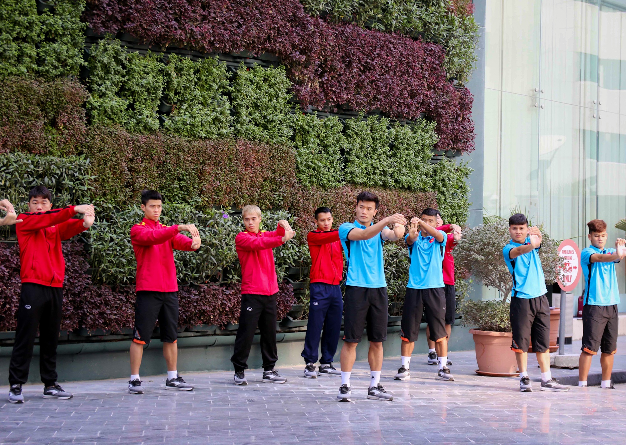 Tuyển Việt Nam hào hứng tập nhẹ ở Qatar ảnh 2 Tuyen Viet Nam hao hung tap nhe o Qatar anh 2