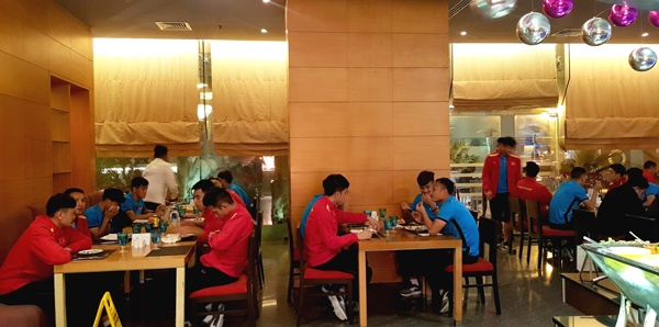 Tuyển Việt Nam tới Qatar sau 10 tiếng ảnh 3 Tuyen Viet Nam toi Qatar sau 10 tieng anh 3