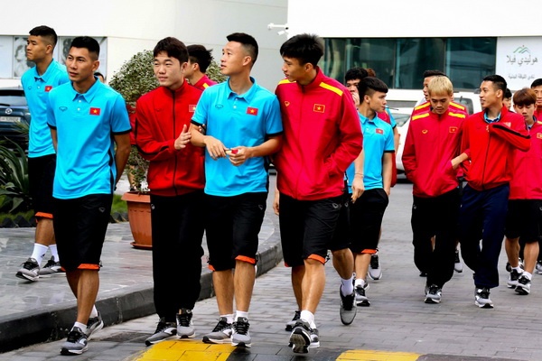 Tuyen Viet Nam hao hung tap nhe ben ngoai khach san o Qatar hinh anh