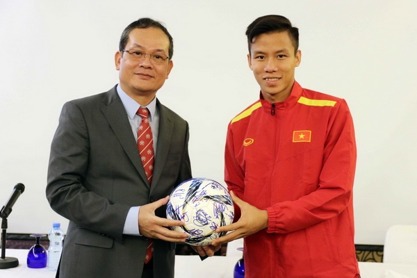 Thay tro HLV Park Hang-seo nhan qua tu Dai su o Qatar hinh anh