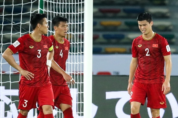 Ha Duc Chinh: 'Chung toi khong len mang doc binh luan sau tran Iraq' hinh anh