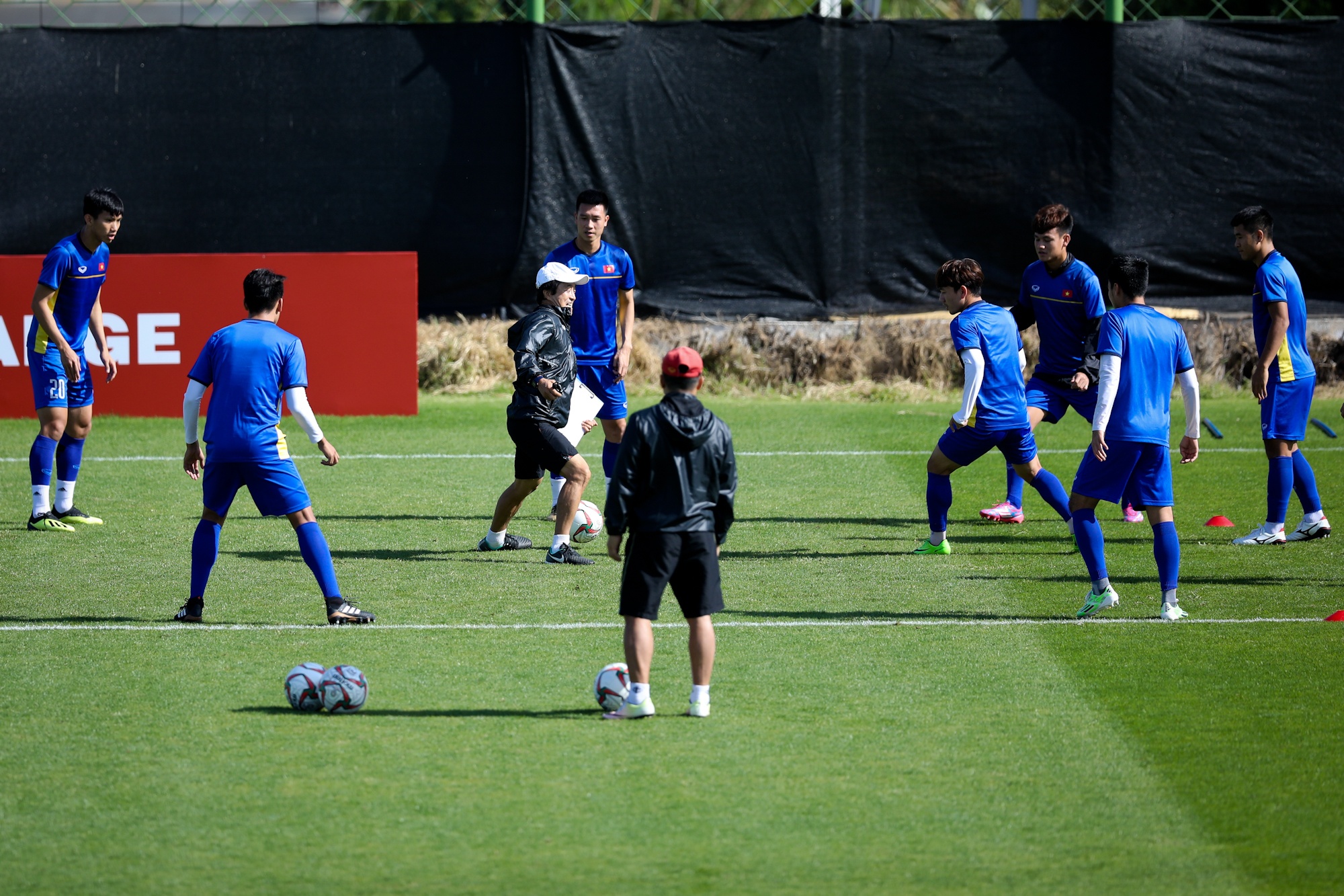 Tuyen Viet Nam chia doi luc luong anh 6