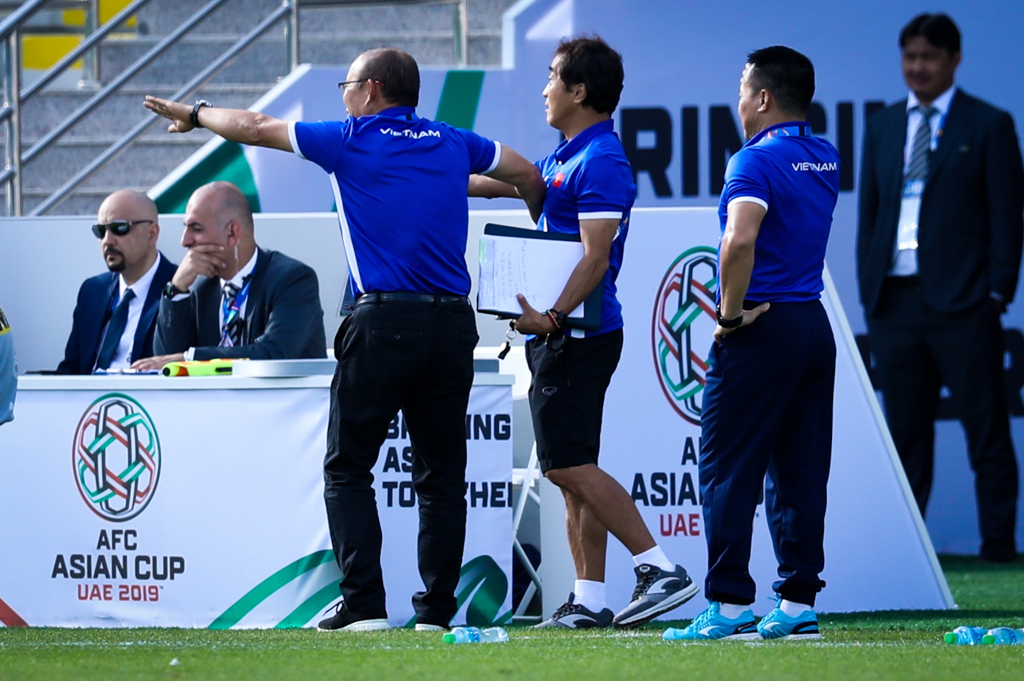 Vi Quang Hai,  thay Park va Queiroz tranh cai anh 3