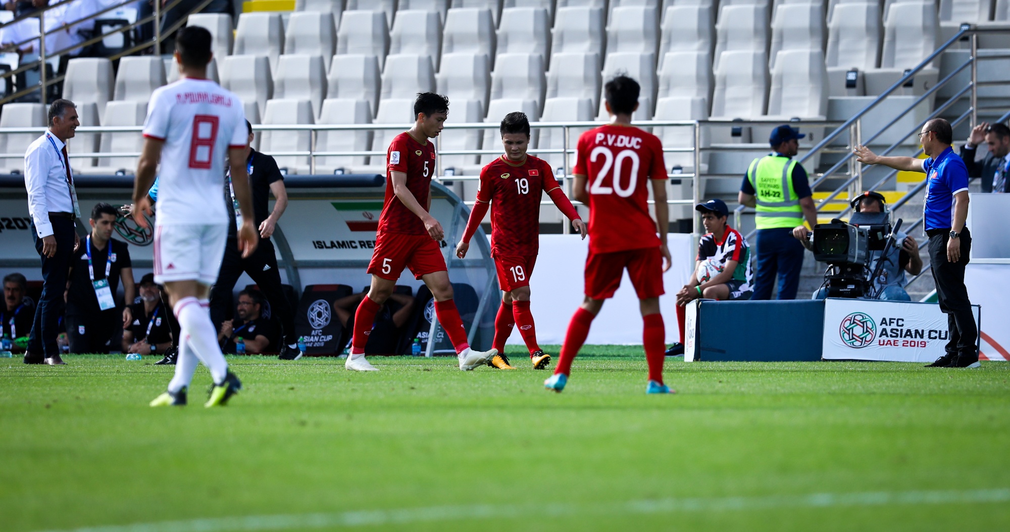 Vi Quang Hai,  thay Park va Queiroz tranh cai anh 6