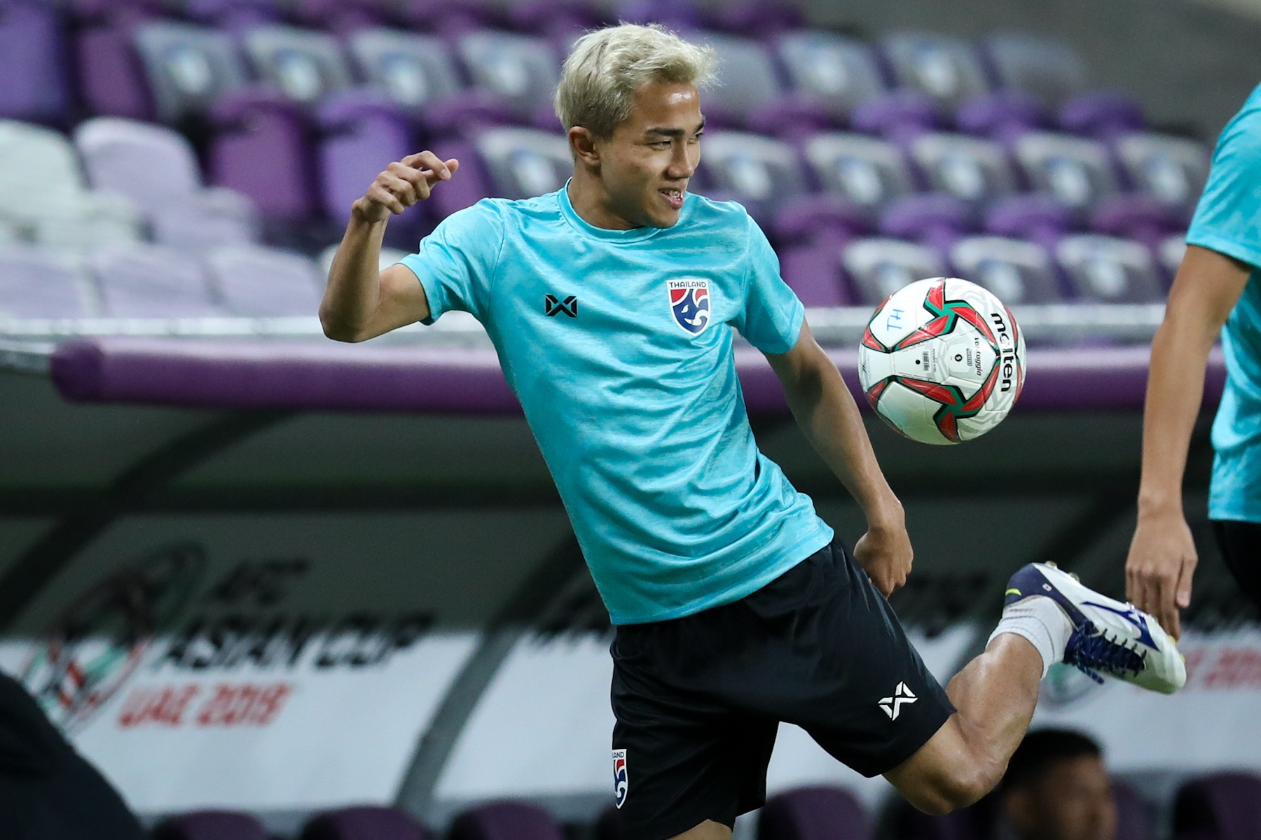 Messi Thai Lan cau nguyen truoc tran UAE anh 3